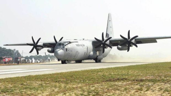 Nazirlərin olduğu təyyarə avtomobil yoluna təcili eniş etdi – VİDEO 