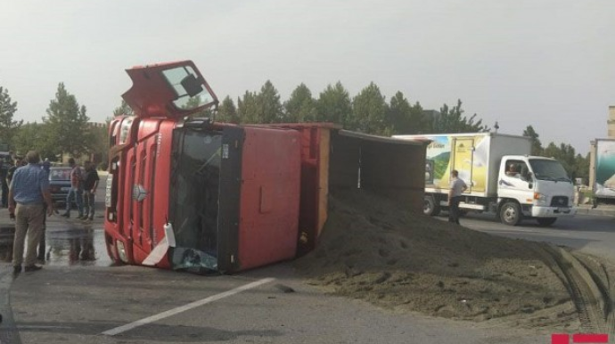 Yevlaxda yük maşını AŞDI