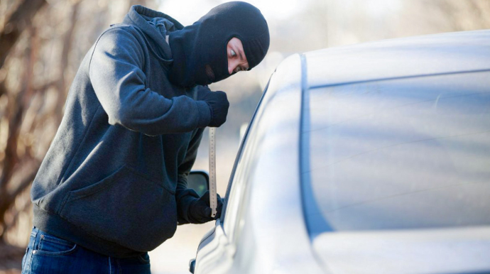 Bakıda maşından 4 min manatlıq saat oğurlanıb 