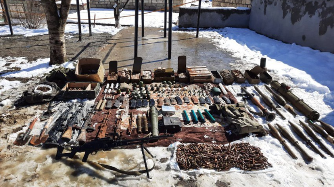 В Шуше обнаружили целый арсенал оружия и боеприпасов  - ФОТО
