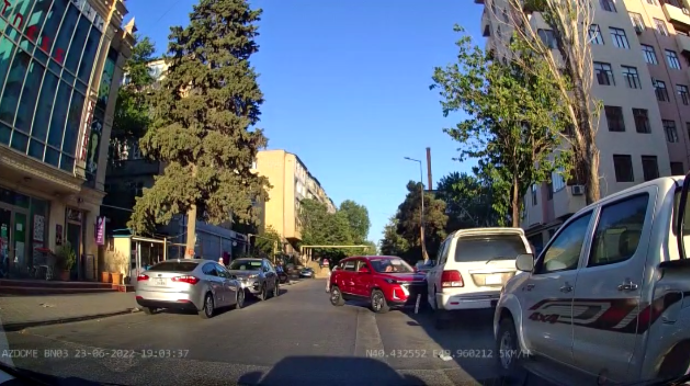 Bakıda tormozla qaz pedalını səhv salan xanım  sürücü ağır qəza törətdi - VİDEO