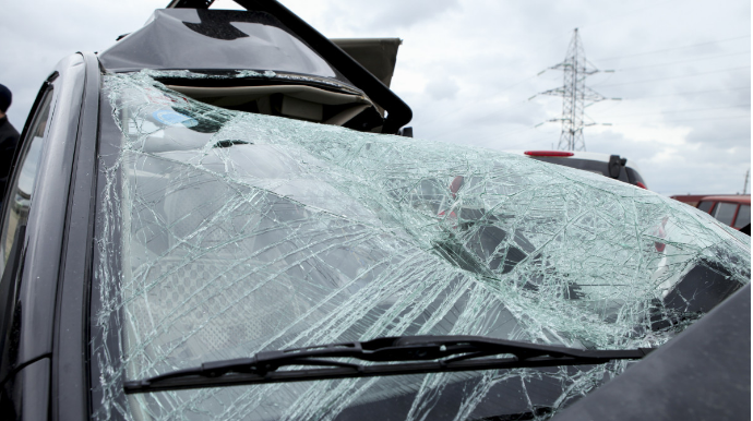 Bakıda avtomobil dirəyə çırpılıb, sürücü ağır xəsarət alıb 