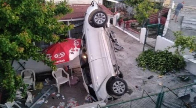 Yük maşınının çırpıldığı avtomobil evin həyətinə düşdü: Ölənlər var - FOTO