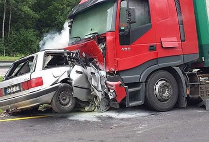 TIR yola çıxıb avtomobilə çırpıldı: Bir ölü, dörd yaralı - VİDEO