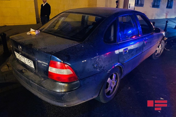 Bakıda sürətlə hərəkət edən “OPEL” dirəyə çırpıldı: xəsarət alan var - FOTO