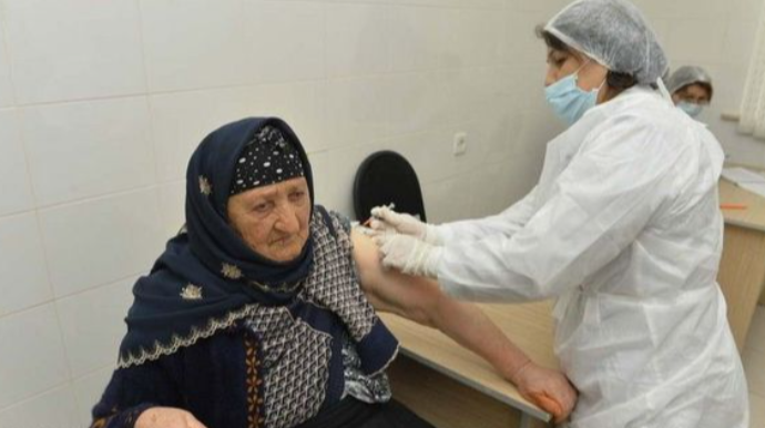 Azərbaycanda 100 yaşlı qadın koronavirus əleyhinə peyvənd olundu