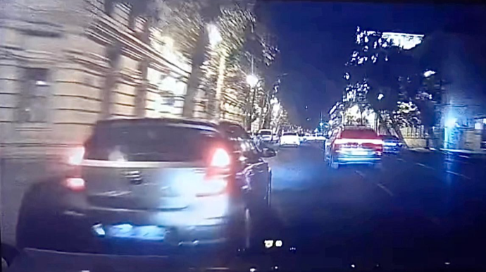 Zolaqla gedə bilməyən sürücü maşını bir neçə dəfə sıxışdırıb  təhlükə yaratdı  - VİDEO