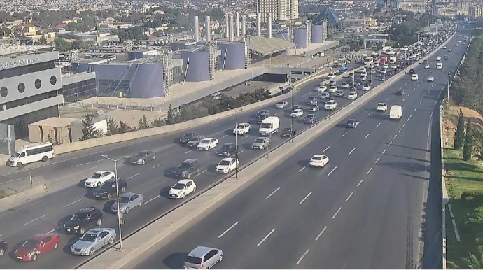 Bakıda tıxaca qarşı yeni plan: Fərqli qrafikli və distant iş rejimi nə vaxt başlayır? 