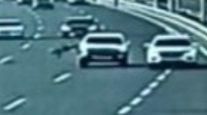 Aeroport yolunda piyadavurma: sürücü maşını qaçırtsa da ...   - VİDEO