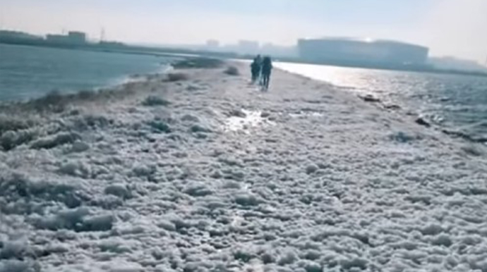 Böyükşor gölünün ətrafını bürüyən köpük yuyucu vasitələrlə bağlı ola bilər - RƏSMİ  - VİDEO