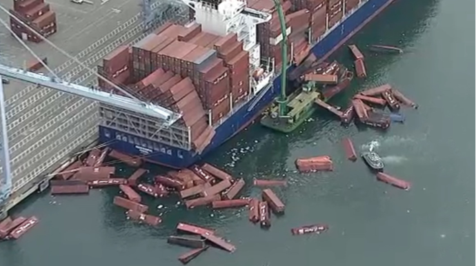Əlliyə yaxın yük konteyneri gəmidən okeana tökülüb