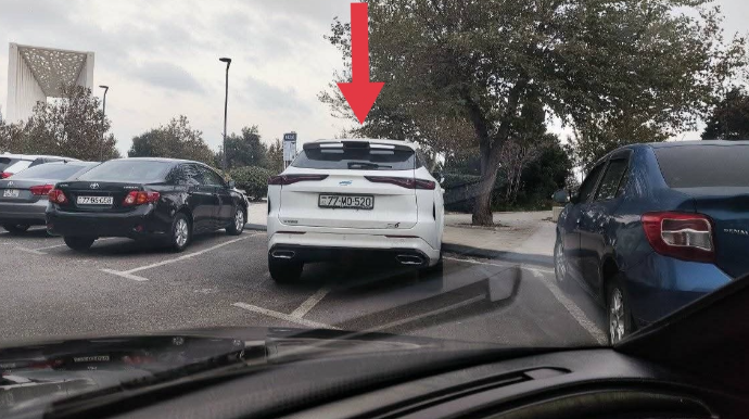 Yerə-göyə sığmayan sürücü iki maşının yerini zəbt etdi - FOTO