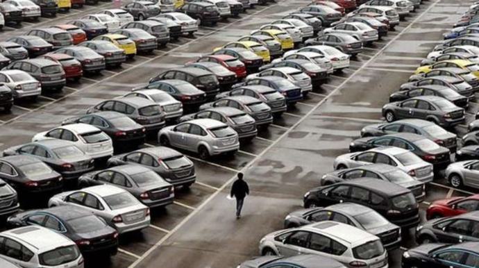 Çində avtomobil satışları artır