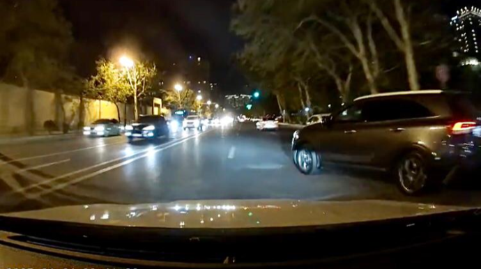 Qaydaları bilməyən sürücü maşına çırpılmaqdan son anda xilas oldu  - VİDEO