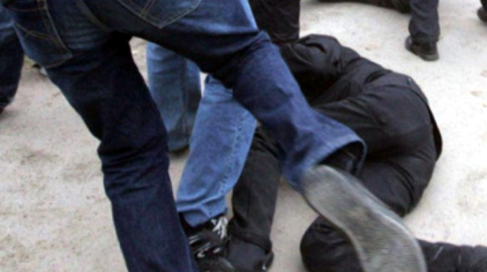 Biləsuvarda toyda mahnı davası: yolun kəsib döydü 