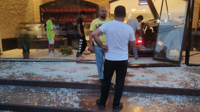 Bakıda avtomobil şirniyyat mağazasına çırpılıb - FOTO 
