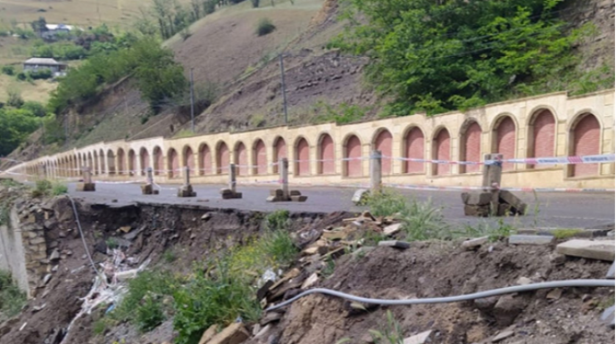 Yardımlıda yol çökdü, istinad divarı dağıldı