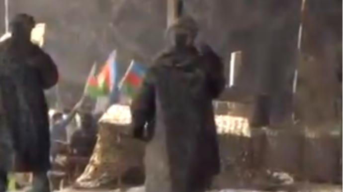 Komandir əsgərlərini belə qoruyur - Şuşa-Xankəndi yolundakı aksiyalardan - VİDEO 