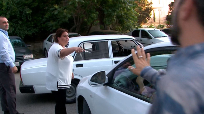 Mehriban Xanlarovaya hücum edildi:  Avtomobilinin qarşısını kəsdilər - VİDEO 
