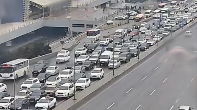 Bakının bir sıra yollarında nəqliyyatın sıxlığı yaranıb 