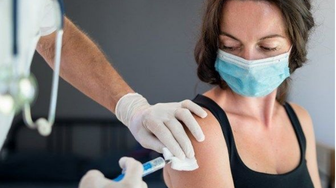 Qadına yanlışlıqla altı doza koronavirus vaksini vuruldu