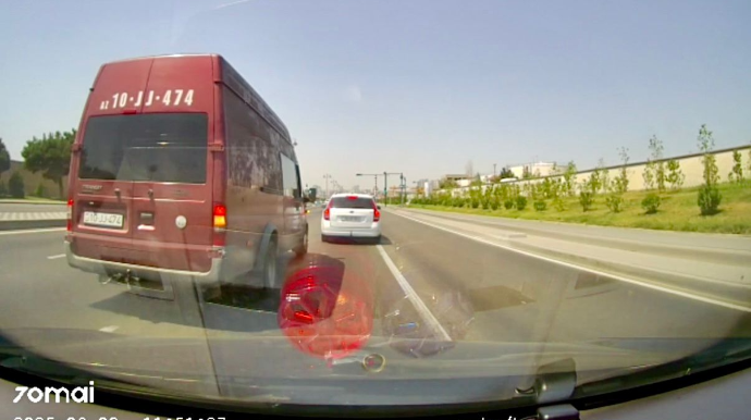 Prospektdə təhlükə saçan sürücü:  Maşını dəfələrlə sıxışdırdı, qoşa xətti tapdaladı   - VİDEO