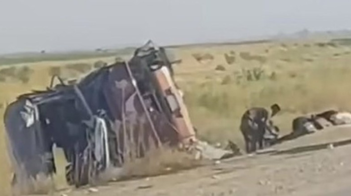 İranlı zəvvarların avtobusu tankerlə toqquşdu - Ölənlər var 