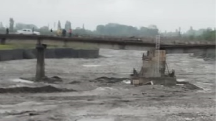 Müvəqqəti açılan körpüdə təhlükəli vəziyyət - VİDEO