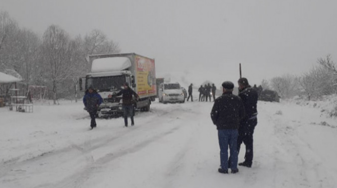 Qarlı yolda 10-a yaxın avtomobil qəzaya düşdü: YARALILAR VAR - FOTO 