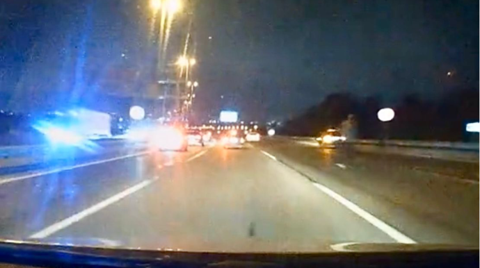 Hava limanı yolunda maşınların üzərinə şığıyan piyada qorxulu anlar yaşatdı   - VİDEO