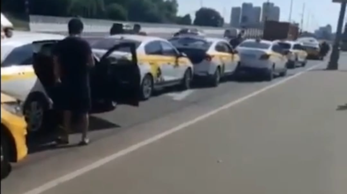 Prospektdə 6 taksi toqquşdu: hamısı eyni şirkətin  - VİDEO