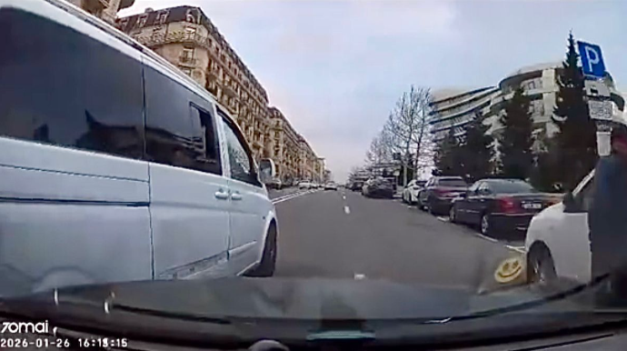 “Ağ Şəhər”də zolaq dəyişən sürücü qəzaya səbəb oldu    - ANBAAN VİDEO