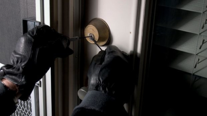 Yasamalda evdən 1300 manat dəyərində televizor oğurlanıb 