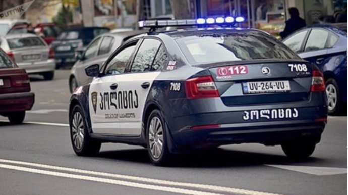 Polis əməkdaşı həmkarına 14 dəfə atəş açdı - Gürcüstanda 
