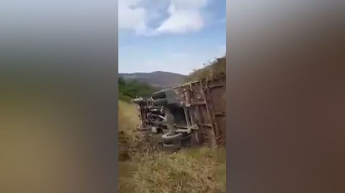 Həddindən artıq yük yığılan "ZİL" aşdı - Tərtərdə - VİDEO