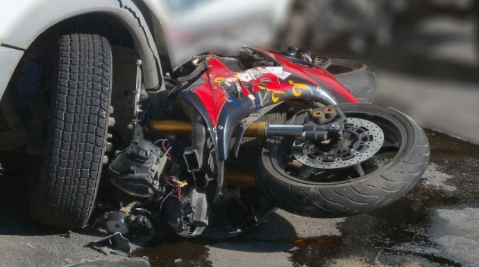 Motosiklet “04”ə çırpıldı - Sürücüsü yaralandı 