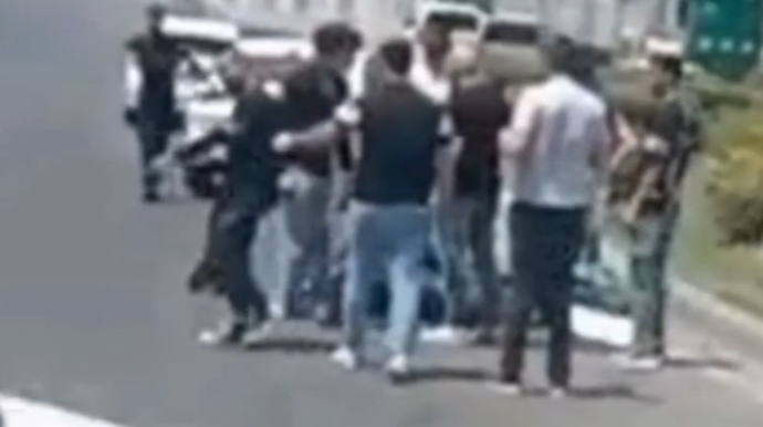 Motosiklet "Changan"la toqquşdu, xəsarət alanlar var - VİDEO 