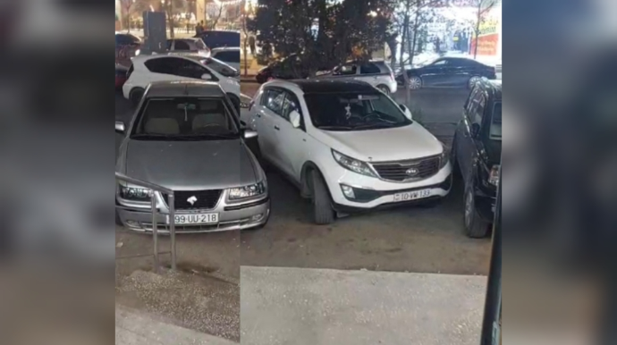Sürücülər maşını səkidə park edib mağazanın girişini bağladı - VİDEO