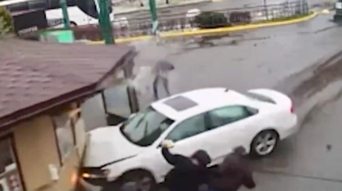 Qəza törədən sürücü avtomobili avtovağzalın kassasına çırpdı  - VİDEO