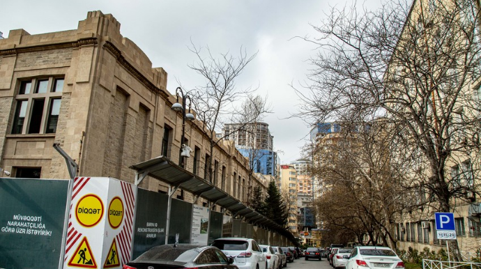 BNA:  Nəqliyyat vasitələrini səkilərdə və ağacların altında park etməyin