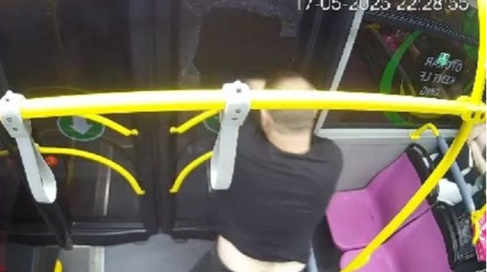 Sərxoş sərnişin avtobusun şüşəsini sındırıb qaçdı; polis araşdırmalara başladı - FOTO - VİDEO 