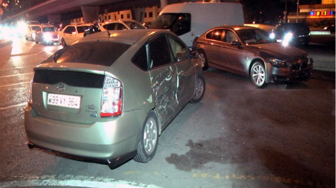 Bakıda “Prius” və "BMW" toqquşdu;  Yolda tıxac yaranıb - FOTO 