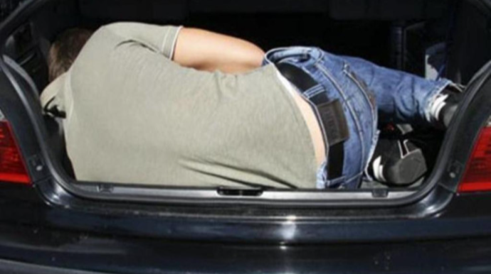 Atasının meyitini maşında gəzdirən tutuldu 