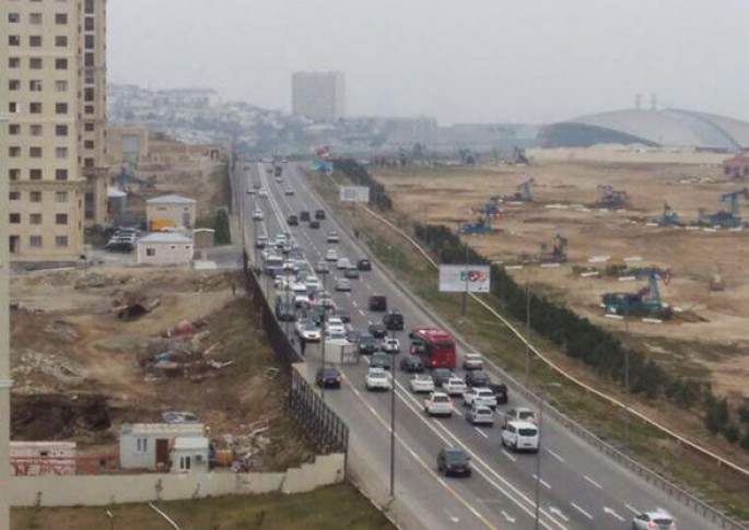 Bakıda yük maşını qəza törətdi