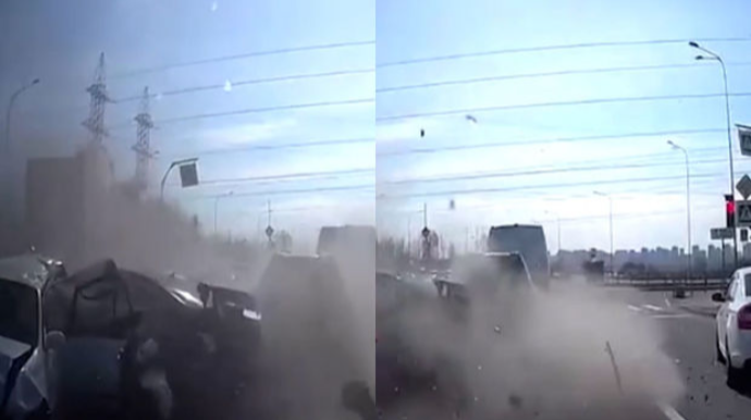 Rusiyada yük maşını işıqforda dayanan avtomobillərə çırpıldı - VİDEO 