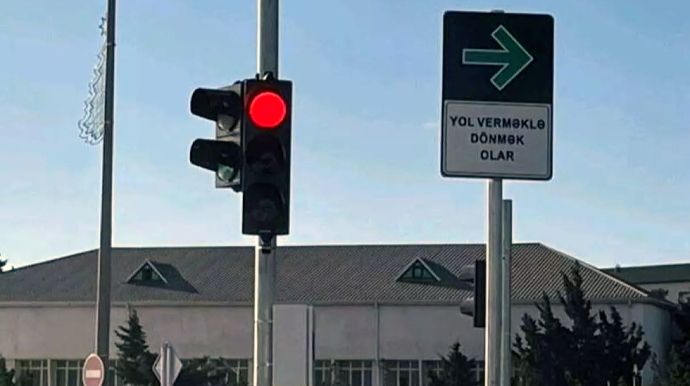 На каких перекрестках в Баку можно проезжать на красный свет? - ВИДЕО 