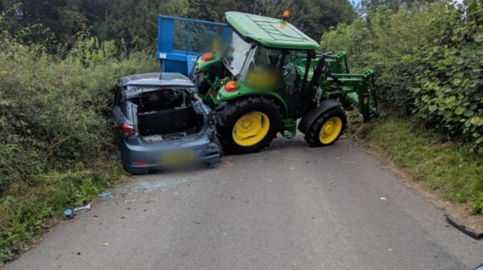 Yevlaxda avtomobil traktora çırpılıb, xəsarət alanlar var