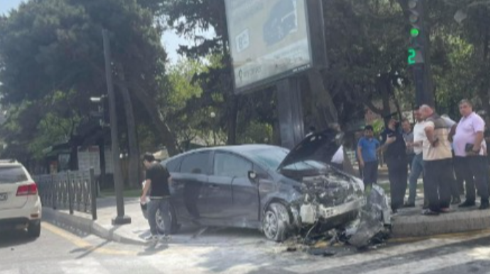 İdarəetməni itirən "Prius" "Koala Park"a  girdi QƏZA   - FOTO