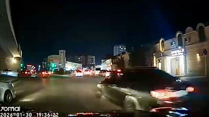 Dairədə qaydaları pozan sürücü hərəkəti ləngidib təhlükə yaratdı   - VİDEO