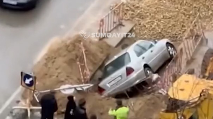 Sumqayıtda maşın qazıntı sahəsinə düşdü - VİDEO